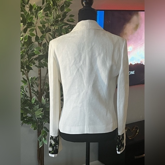 DOLCE & GABBANA White suit with floral details.
Jacket with button closure. - Picture 7 of 16